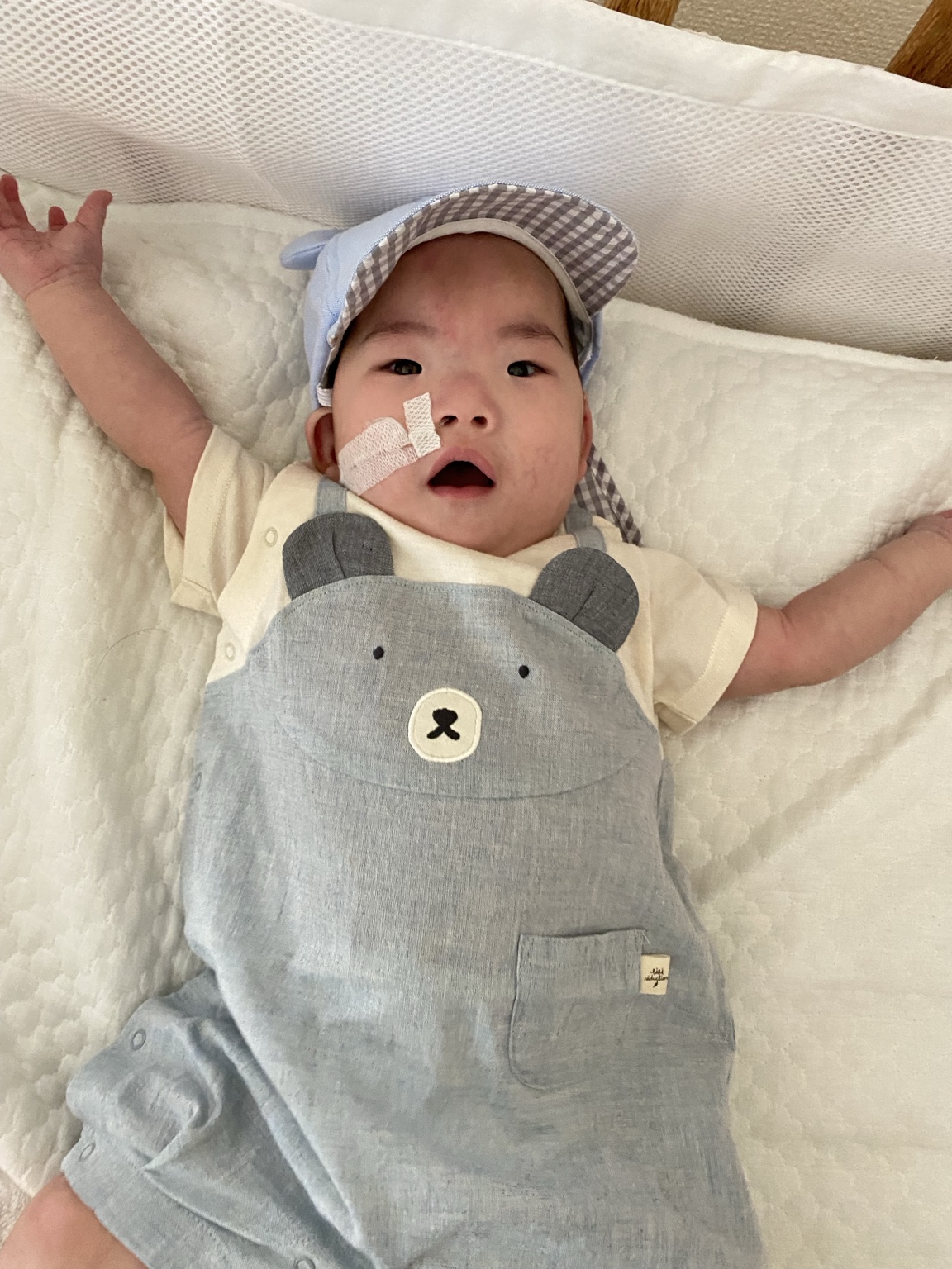 クマの服を着て両手を広げるこうちゃん
