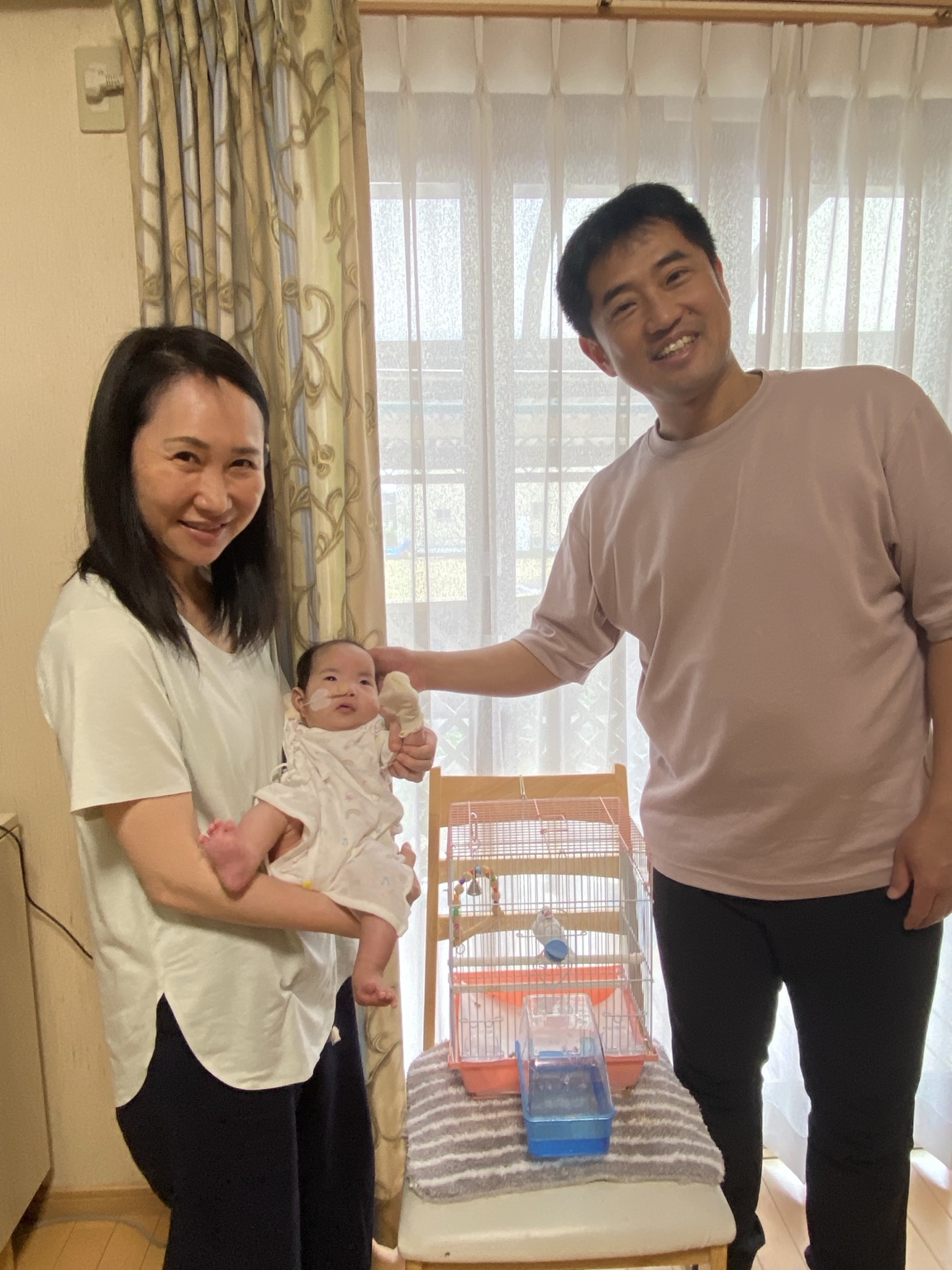 赤ちゃんのこうちゃんを囲む家族3人