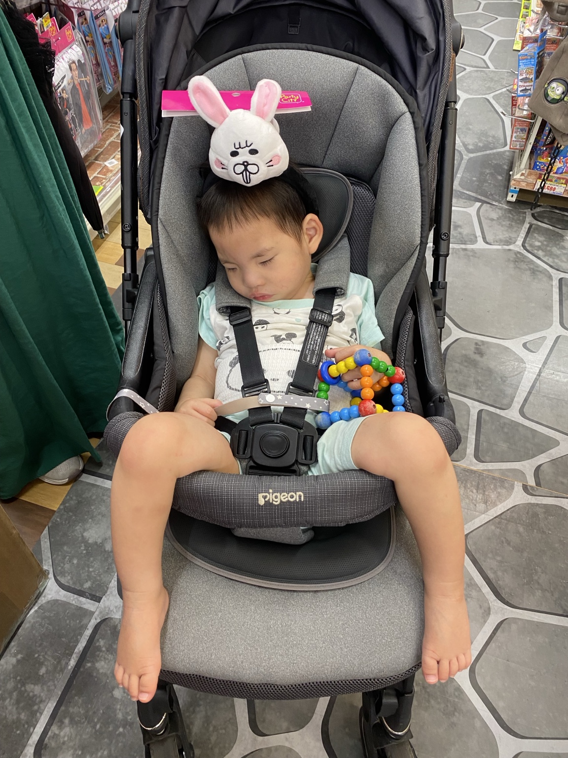 ベビーカーで眠っているこうちゃん