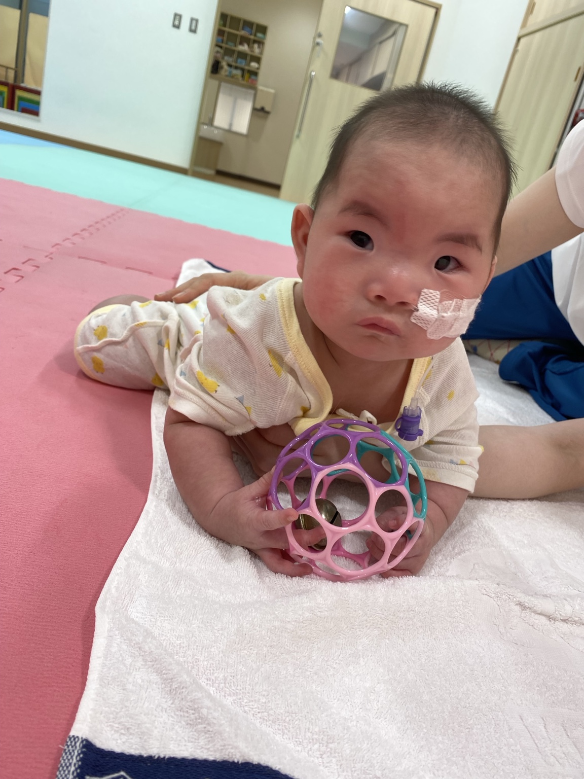 療育でボールを持つこうちゃん
